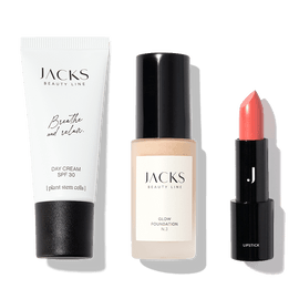 JACKS beauty line Day Cream, Glow Foundation und Lipstick nebeneinander schwebend