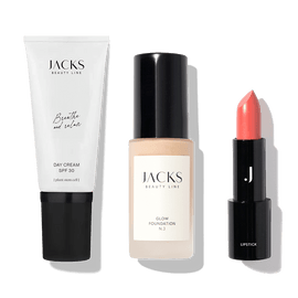 JACKS beauty line Day Cream, Glow Foundation und Lipstick nebeneinander schwebend