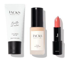 JACKS beauty line Day Cream, Glow Foundation und Lipstick nebeneinander schwebend