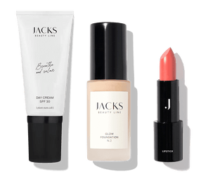 JACKS beauty line Day Cream, Glow Foundation und Lipstick nebeneinander schwebend