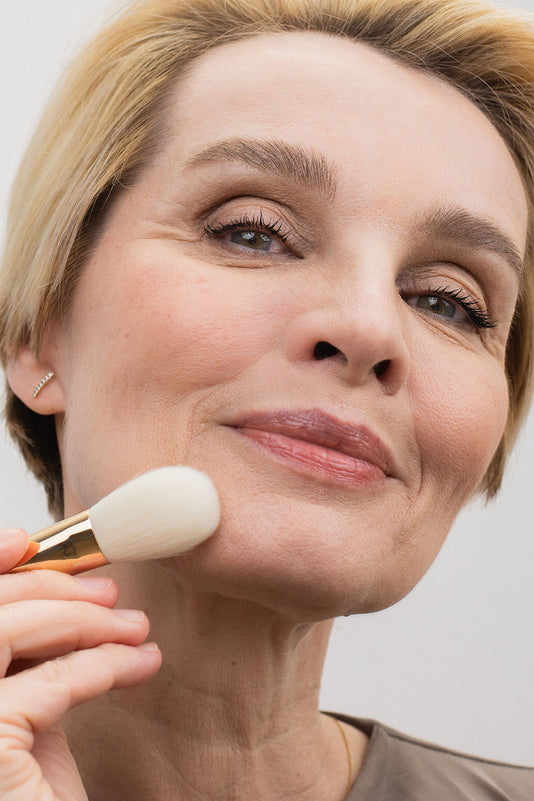 #farbwunsch_neon, #farbwunsch_nature-colors, #farbwunsch_monochrom, Susann Atwell hält den JACKS beauty line Präzisen Puderpinsel ans Gesicht