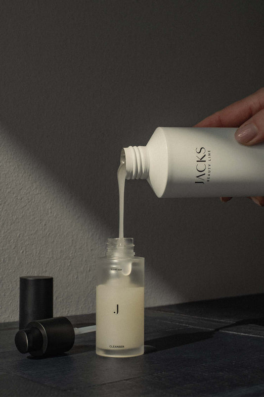 JACKS beauty line Cleanser Refill wird in die Travel Size gefüllt