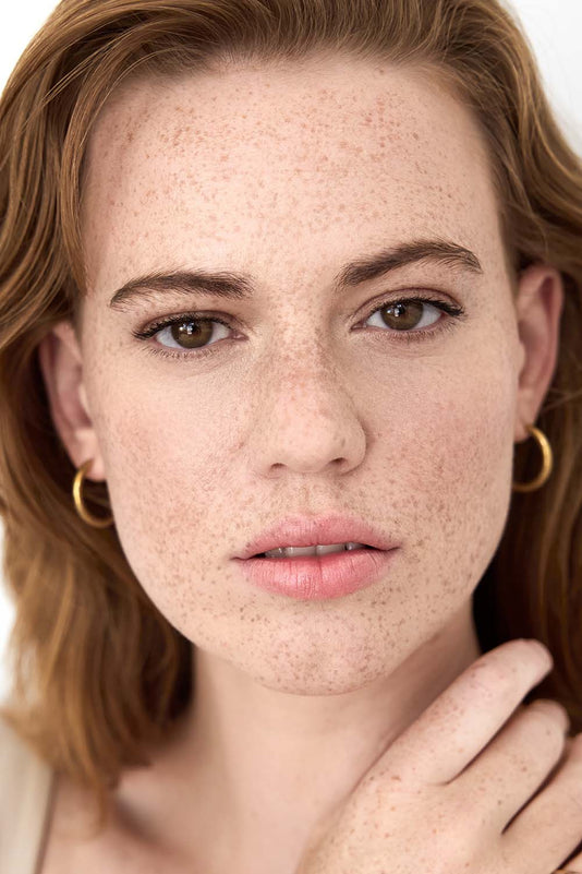 #farbwunsch_n-1, Frau trägt Cover Concealer Farbe N.1 und hält Concealer Tiegel in der Hand