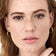 #farbwunsch_n-1, Frau trägt Cover Concealer Farbe N.1 und hält Concealer Tiegel in der Hand