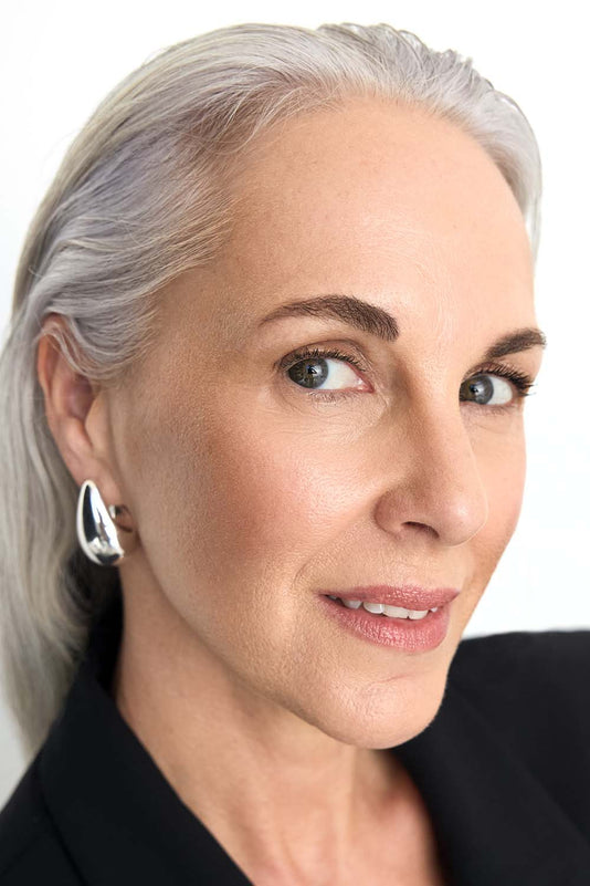 #farbwunsch_n-3, Frau trägt Cover Concealer Farbe N.3 und hält Concealer Tiegel in der Hand