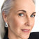 #farbwunsch_n-3, Frau trägt Cover Concealer Farbe N.3 und hält Concealer Tiegel in der Hand