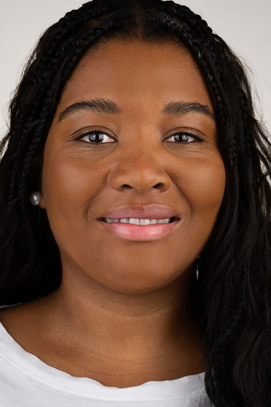 #farbwunsch_n-7-alternate, Frau mit JACKS beauty line Cover Foundation Farbe N7-alternate