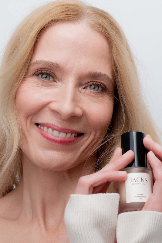 #farbwunsch_n-3-alternate, geschminkte Frau mit JACKS beauty line Cover Foundation N.3 in der Hand-alternate