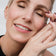 Make-up Artistin Miriam Jacks mit einem bronzefarbenen Augen-Make-up