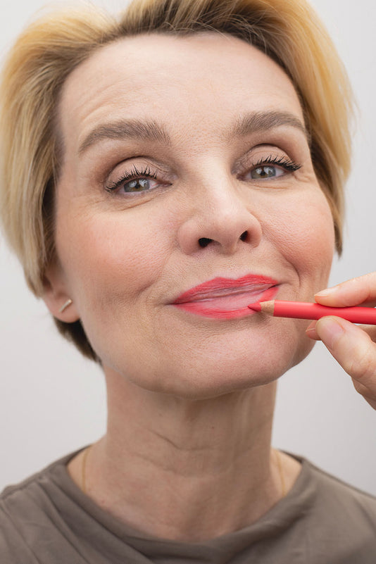 #farbwunsch_coral, Susann Atwell trägt den JACKS beauty line Coral Lipliner auf der Lippenkontur