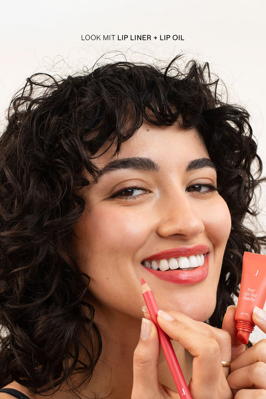 #farbwunsch_coral, Frau trägt JACKS beauty line Lipstick und Lipliner in Coral auf den Lippen