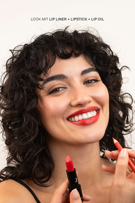 #farbwunsch_orange-red, Frau trägt JACKS beauty line Lipstick und Lipliner in Orange Red auf den Lippen