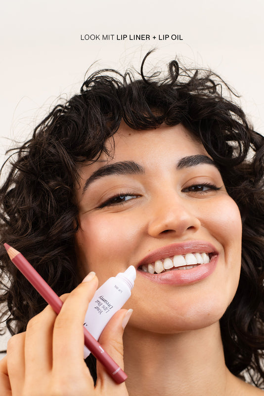 #farbwunsch_rosewood, Frau trägt JACKS beauty line Lipliner Rosewood und Lipoil auf den Lippen