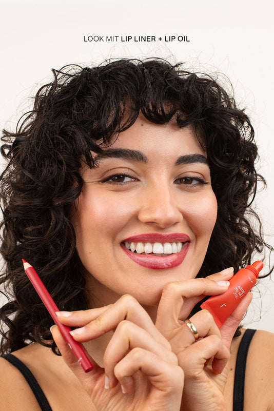 #farbwunsch_signature-red, Frau trägt JACKS beauty line Lipliner Signature Red und Lipoil auf den Lippen