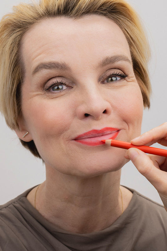 #farbwunsch_orange-red, Susann Atwell trägt den JACKS beauty line Orange Red Lipliner auf der Lippenkontur
