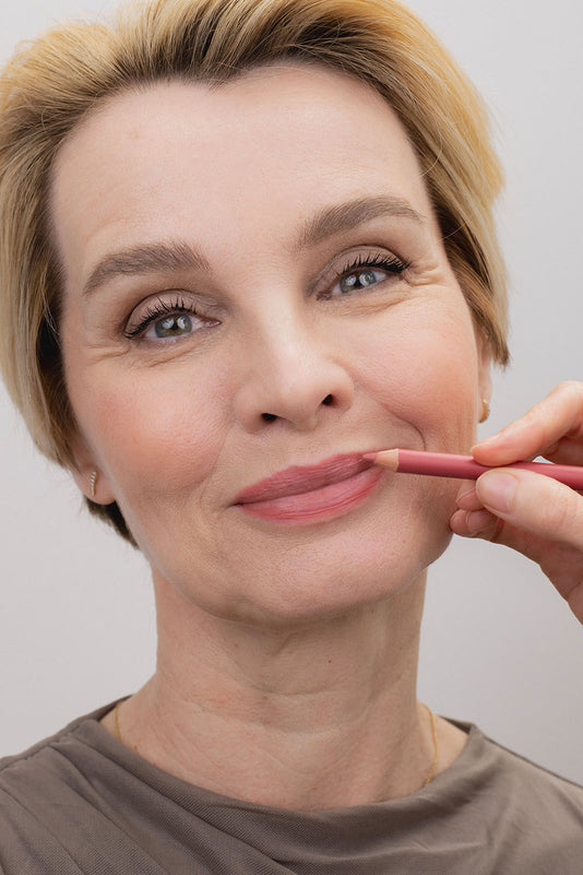 #farbwunsch_rosewood, Susann Atwell trägt den JACKS beauty line Lipliner in Rosewood auf der Lippenkontur