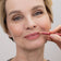 #farbwunsch_rosewood, Susann Atwell trägt den JACKS beauty line Lipliner in Rosewood auf der Lippenkontur