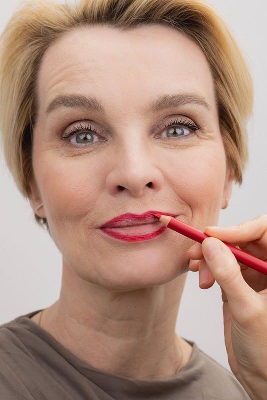 #farbwunsch_signature-red, Susann Atwell mit dem JACKS beauty line Lipliner in Signature Red auf der Lippenkontur