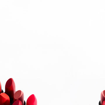 Viele JACKS beauty line Lippenstifte in Rot- und Rosa-Tönen stehen an den unteren Bilderecken
