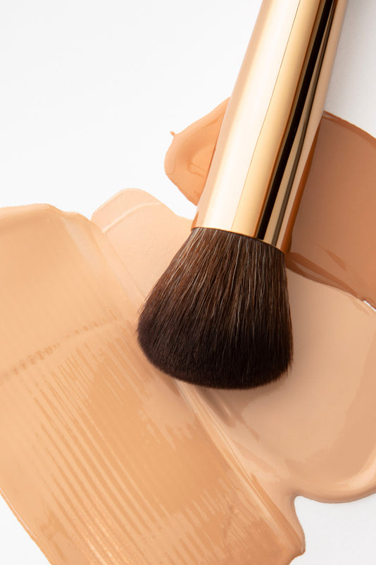 #farbwunsch_fair, #farbwunsch_light, #farbwunsch_medium, #farbwunsch_tan, #farbwunsch_deep, JACKS beauty line Foundationswatches und Foundationpinsel darauf liegend