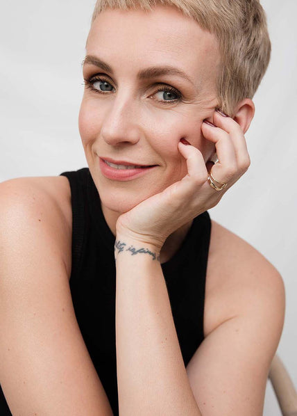 Porträt von Make Up Artistin Miriam Jacks mit einem full face of Make up