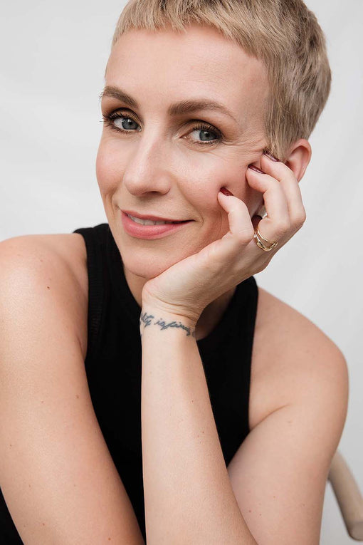 Porträt von Make Up Artistin Miriam Jacks mit einem full face of Make up