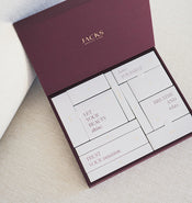 dunkelroter JACKS beauty line Adventskalender 2025 aufgeklappt mit 12 Türchen dunkelroter JACKS beauty line Adventskalender 2025 aufgeklappt mit 12 Türchen