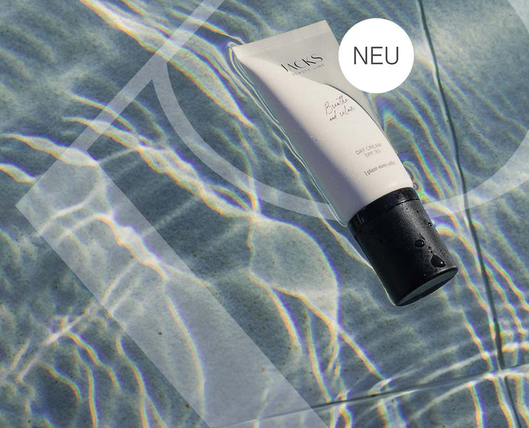die neue JACKS beauty line Tagescreme schwimmt im Wasser