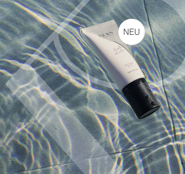 die neue JACKS beauty line Tagescreme schwimmt im Wasser