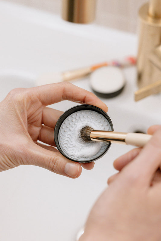 JACKS beauty line Pinsel wird mit der Brush Soap und dem Silikonpad gereinigt