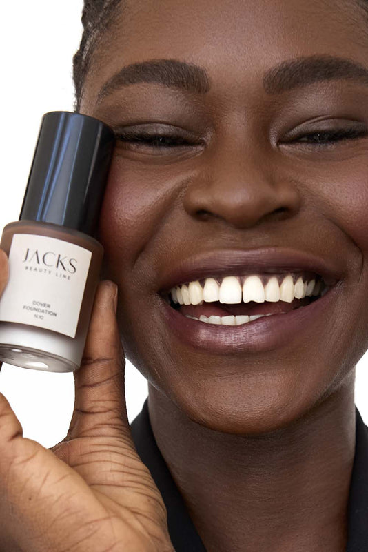 #farbwunsch_n-10, geschminkte Frau mit JACKS beauty line Cover Foundation in der Hand