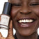 #farbwunsch_n-10, Schwarze Frau hält die JACKS beauty line Cover Foundation N10 in der Hand