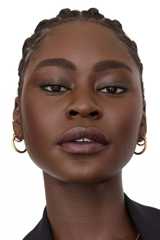 #farbwunsch_n-10, Schwarze Frau trägt die JACKS beauty line Cover Foundation N10