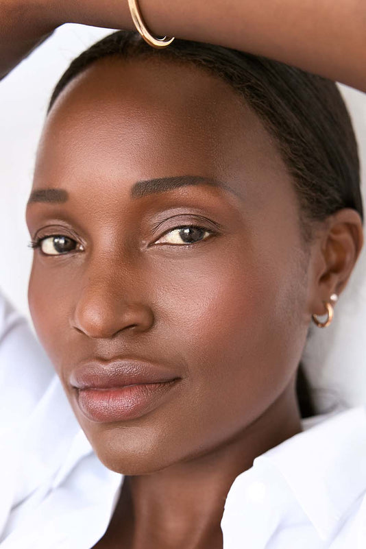 #farbwunsch_n-8, Schwarze Frau trägt die JACKS beauty line Cover Foundation N8