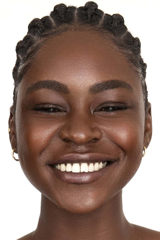 #farbwunsch_n-10, Porträt einer lächelnden Schwarzen Frau mit Braids