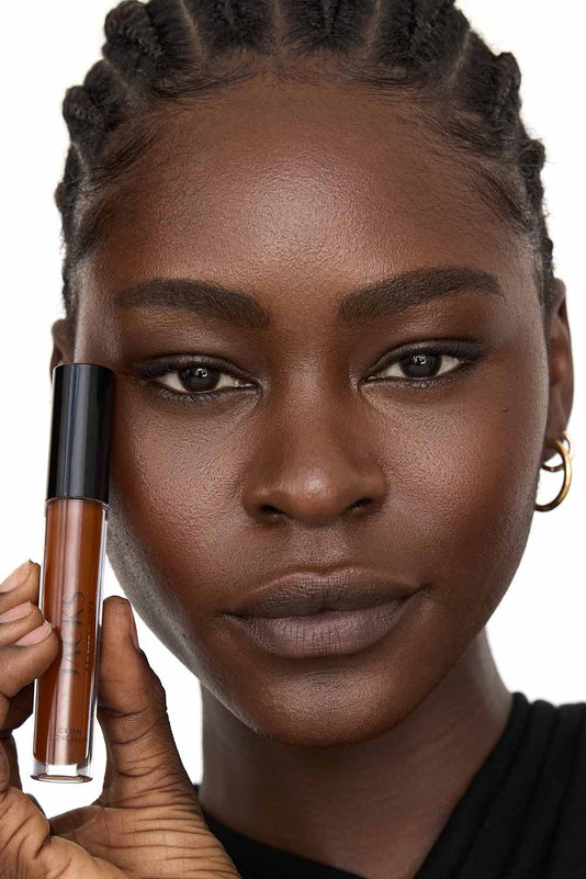 #farbwunsch_n-10, Frau mir braunen Haaren trägt Cream Concealer