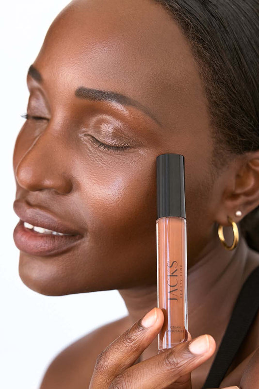 #farbwunsch_n-8, Frau mir braunen Haaren trägt Cream Concealer