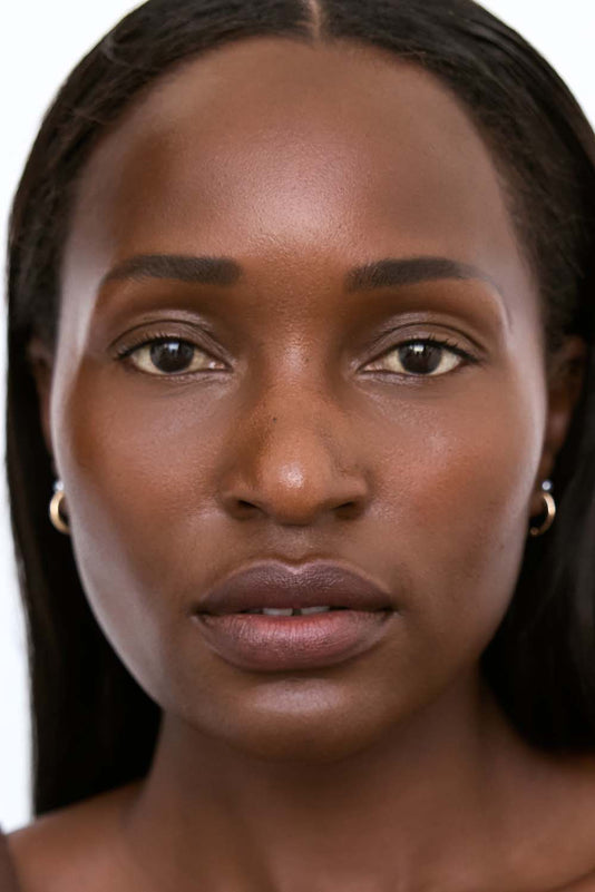 #farbwunsch_n-8, Porträt einer Schwarzen Frau mit einem natürlichen Make-up