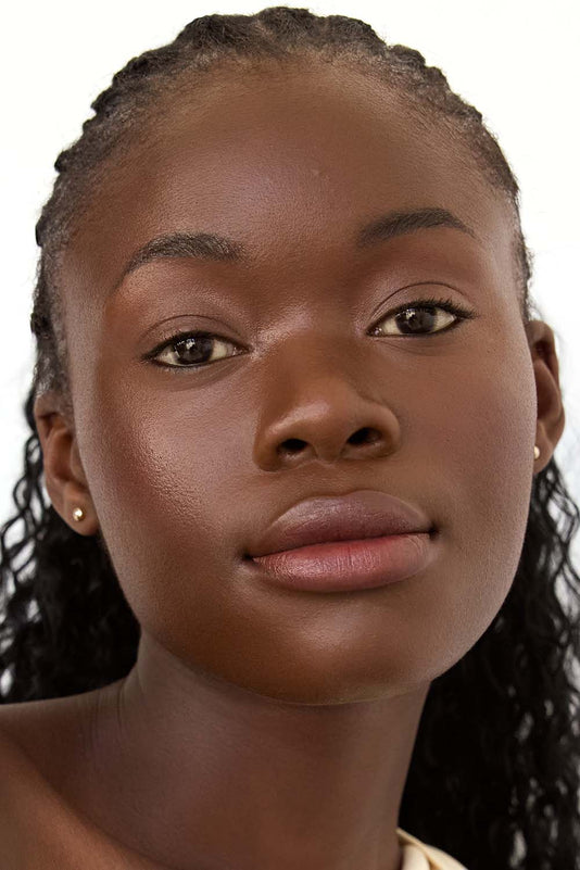 #farbwunsch_n-9, Close-up einer Schwarzen Frau mit einem natürlichen Face Make-up