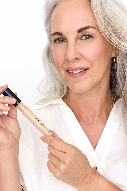 #farbwunsch_n-3, Frau grauen Haaren hält den JACKS beauty line Cream Concealer in der Hand