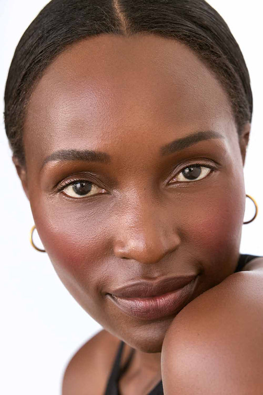 #farbwunsch_cream-blush-dahlia, Close-up einer Frau die den JACKS beauty line Cream Blush in Dahlia trägt