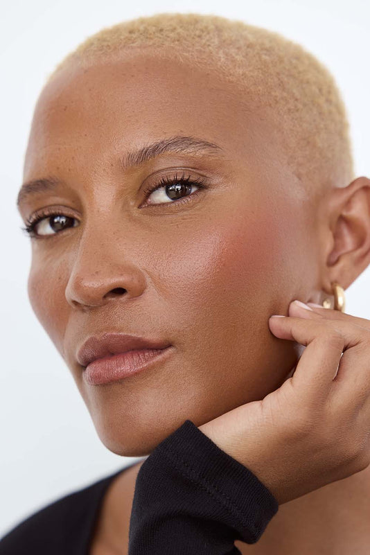 #farbwunsch_cream-blush-terracotta, Close-up einer Frau mit kurzen blonden Haaren und einem natürlichen Make-up