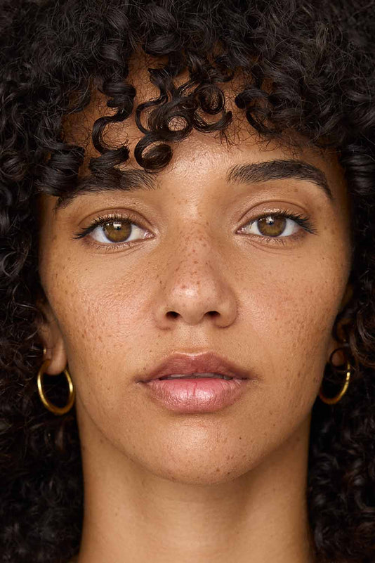 #farbwunsch_n-6, #farbwunsch_mittlerer-bis-dunkler-hauttyp, Frau trägt JACKS beauty line Glow Foundation N6 im Gesicht