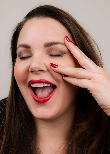 Paula Lambert mit rotem Lippenstift und roten Nägeln