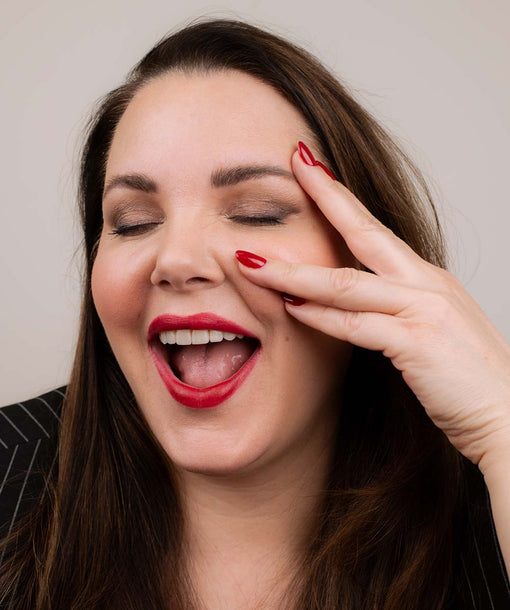 Paula Lambert mit rotem Lippenstift und roten Nägeln