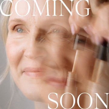 Ältere Frau mit Cream Concealer von JACKS beauty line in der Hand und Coming Soon Schriftzug