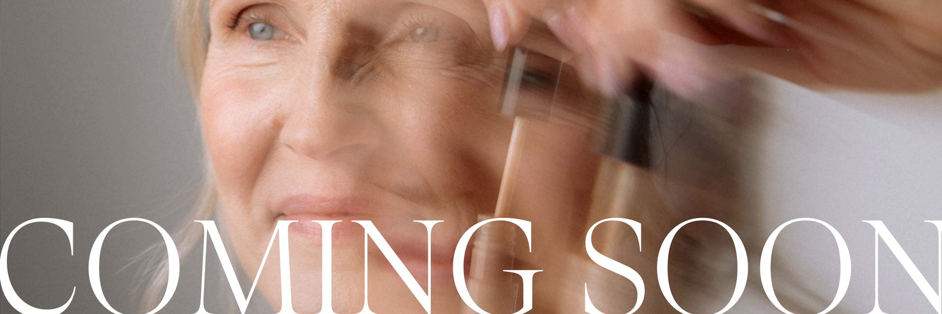 Ältere Frau mit Concealer in der Hand und Coming Soon Schriftzug