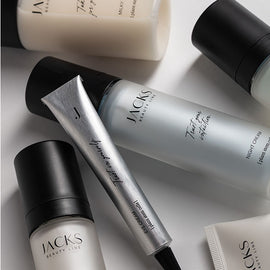 JACKS beauty line Skincare liegt chaotisch auf einem weißen Tisch