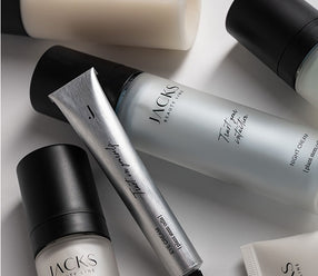JACKS beauty line Skincare liegt chaotisch auf einem weißen Tisch