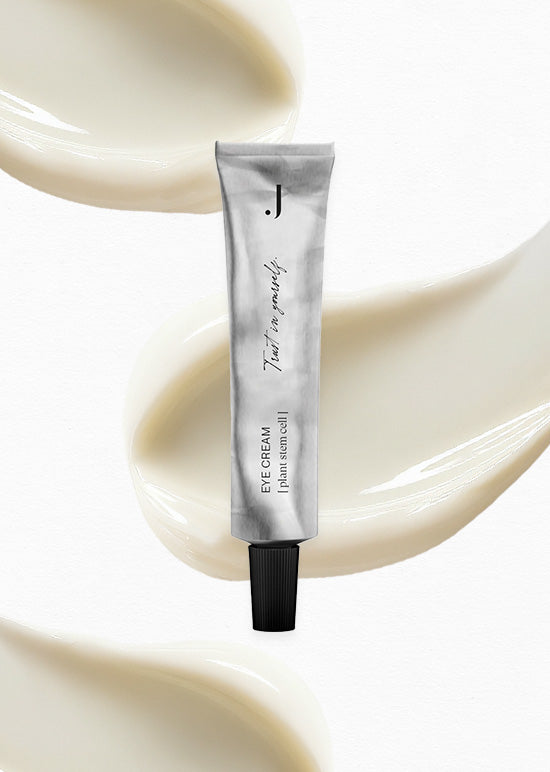 JACKS beauty line Eye Cream mit Creme Swatches im Hintergrund